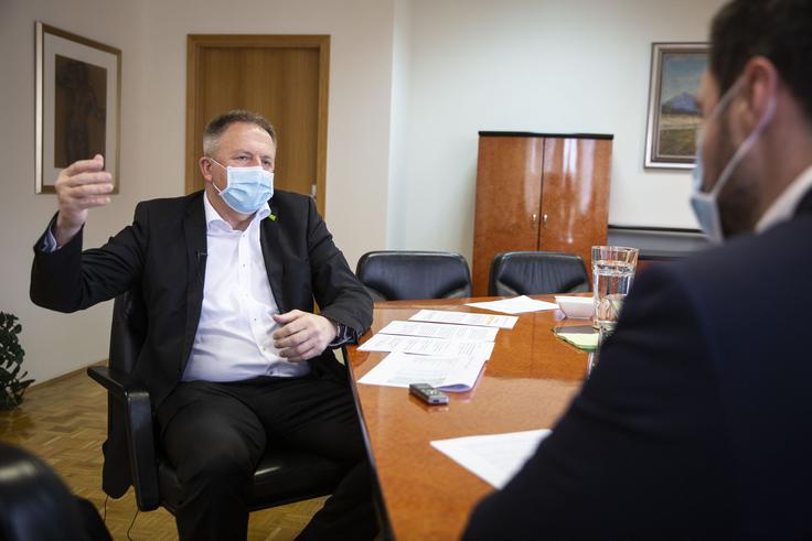 "Z vsakim, ki ima resno ponudbo in dokaže, da lahko zagotovi certificirano zaščitno opremo, podpišemo pogodbo. Vendar ne plačujemo vnaprej. Vsem tistim, ki zaščitno opremo pripeljejo v Slovenijo, plačamo po prevzemu," poudarja Počivalšek. | Foto: Bojan Puhek