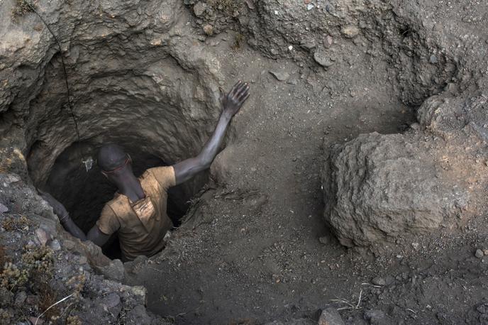 Kobalt rudnik | V Vzhodnem Kongu, kjer izkopljejo največ kobalta, razmere v rudnikih niso urejene in za delovno silo izkoriščajo tudi otroke. | Foto Reuters