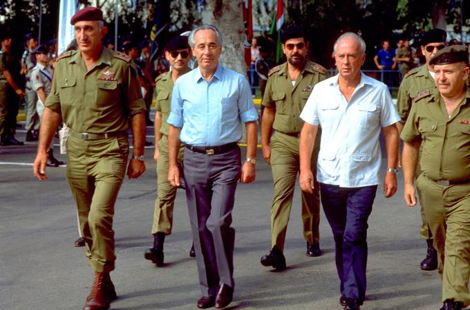 Vse do leta 1977 so izraelski premierji prihajali iz vrst levosredinskih strank (najprej iz stranke Mapaj, nato iz laburistične stranke). Potem je sledilo obdobje menjav na oblasti med levico in desnico. Med letoma 1999 in 2001 je bil premier laburist Ehud Barak. Od takrat izraelska levica ni več imela premierja. Na fotografiji iz leta 1985 vidimo tedanjega laburističnega premierja Šimona Peresa in njegovega strankarskega kolega in takratnega obrambnega ministra Jicaka Rabina. Tega je novembra 1995 umoril judovski protiarabski skrajnež Jigal Amir. Ta ima jemenske korenine. Nasploh mizraški Judje v Izraelu bolj zagovarjajo tršo politiko do Arabcev kot aškenazijski Judje. | Foto: Reuters