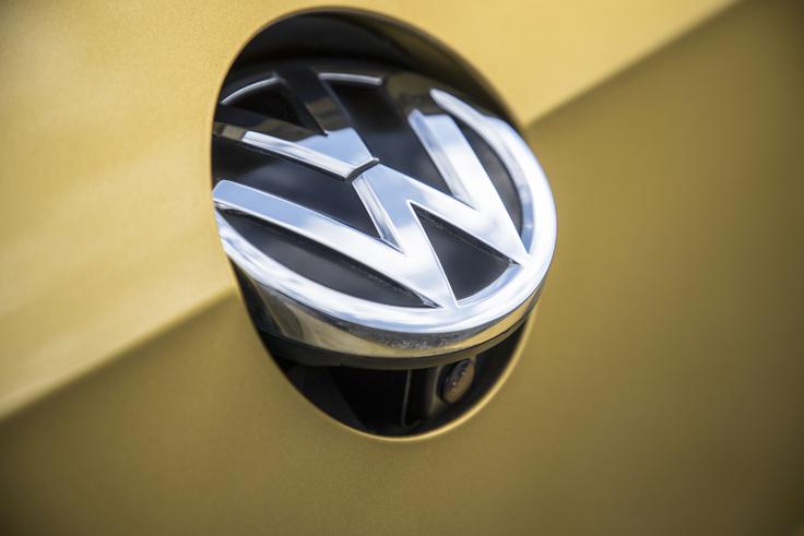Vzvratna kamera je skrita pod logotipom na prtljažnih vratih in v slabem vremenu še vedno zmore opravljati svojo funkcijo, saj je med vožnjo zaščitena pred umazanijo z asfalta. | Foto: Volkswagen