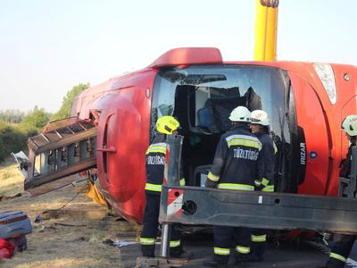 Najmanj 12 mrtvih v nesreči avtobusa na Madžarskem, voznika pridržali