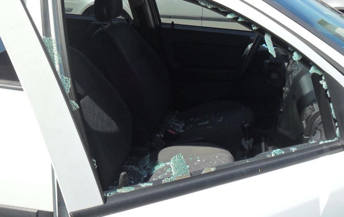 vlom, vozilo, policija, osebni predmeti, Severna Primorska | Policisti vsem priporočajo, da na samozaščitno ravnanje ne pozabijo niti takrat, ko so na dopustu v novem okolju ali v krajih, kjer se giblje in zadržuje veliko ljudi, kot so parkirišča ob rekah ali izhodišča za izlete v gore. | Foto PU Nova Gorica