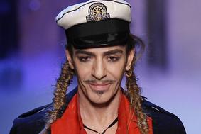 John Galliano se januarja vrača na modne brvi