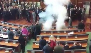 V kosovskem parlamentu znova uporabili solzivec (video)