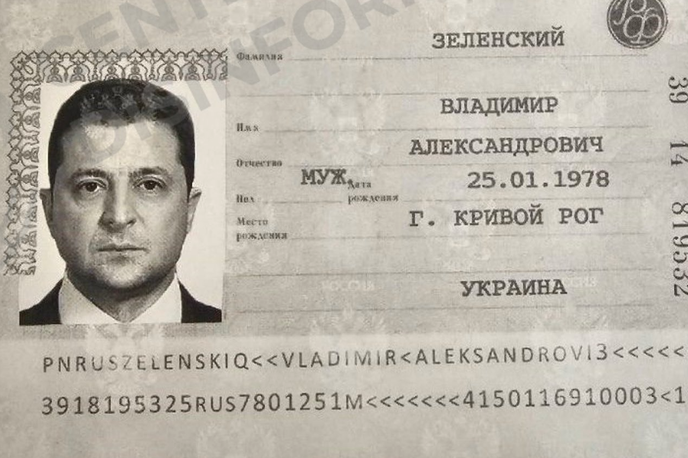 Volodimir Zelenski | Na ruskem potnem listu, za katerega nekdo svetovno javnost močno želi prepričati, da res pripada ukrajinskemu predsedniku Volodimirju Zelenskemu in da je bil izdan leta 2015, je fotografija Zelenskega, ki je nastala šele po tem, ko je postal predsednik Ukrajine, torej po maju 2019.  | Foto Posnetek  zaslona