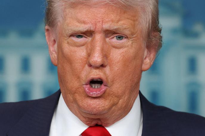 Donald Trump | Trump je danes zagotovil, da namerava po petkovem srečanju poklicati Zelenskega in druge evropske voditelje. Današnji video pogovor z evropskimi voditelji in Zelenskim pa je opisal kot "zelo dobrega". "Ocenil bi ga z 10, zelo prijateljsko," je v pogovoru z novinarji pokomentiral Trump, ki se je v Washingtonu udeležil podelitve nagrad za umetnost Kennedyjevega centra. | Foto Reuters