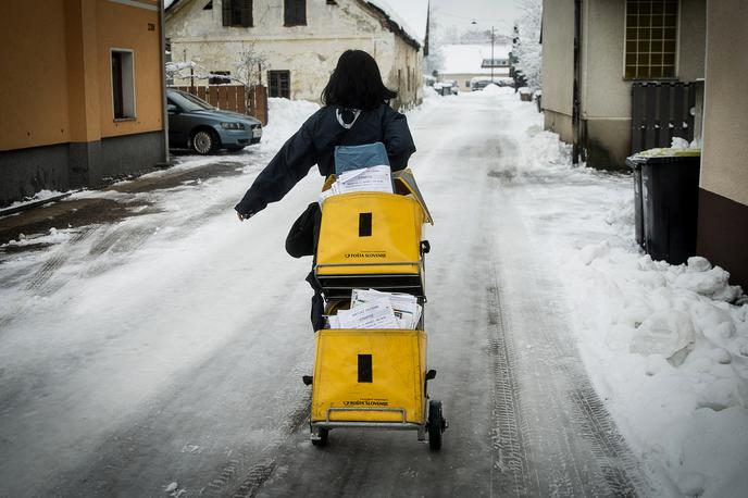 Nives Kragelj pošta pismonoša kuverta pismo | Zaposleni na poštah, kjer že tako primanjkuje delavcev in že več kot leto dni opravljajo delo za dva ali celo več zaposlenih, "izgubljajo živce" ob dodatnem delu. "Že celo leto opozarjamo na nujno potrebo po dodatnih zaposlitvah, saj nekatere pošte delujejo na samem robu človeških zmogljivosti, a zgodilo se ni nič," so poudarili v poštnem sindikatu. | Foto Ana Kovač