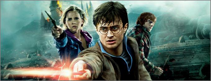 Sirota Harry Potter (Daniel Radcliffe), kreacija pisateljice J. K. Rowling, na svoj 11. rojstni dan izve, da je sin mogočnih čarovnikov in ima tudi sam edinstvene sposobnosti čaranja. Na šoli za čarovnike Bradavičarki ga čaka pustolovščina, kakršne še ni doživel … • V videoteki DKino in na HBO OD/GO. | Foto: 