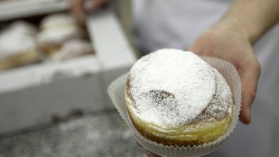Kako v središču Ljubljane že več kot 35 let pečejo krofe #foto