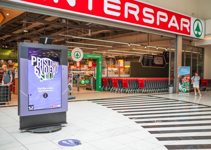 Pano, ki ob vhodu v trgovino Interspar v ljubljanskem Cityparku nagovori z izbrano glasbo. | Foto: Spar