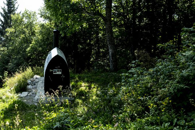 V bližini koče stoji ekološko stranišče, menda ob postavitvi šele drugo tako v Sloveniji.  | Foto: Ana Kovač