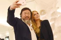 Tudi svetovno znan umetnik se ne more upreti selfieju s Paris Hilton