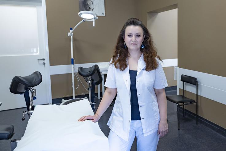 Dzhamilyat Abdulkhalikova je medicino najprej študirala v Rusiji, pri 19 letih pa se je na povabilo strica preselila v Slovenijo. Tukaj je zaključila študij in si zgradila uspešno kariero.  | Foto: Ana Kovač