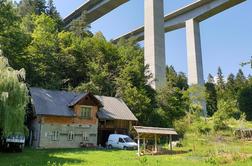 Pod viaduktom ni mogoče živeti, družina nadaljuje boj na sodišču #video