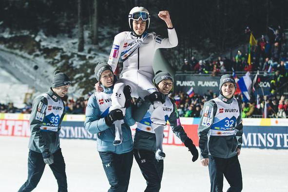 Kdo je 11-letnik, ki bo podelil pokal najboljšemu skakalcu Planice 7?