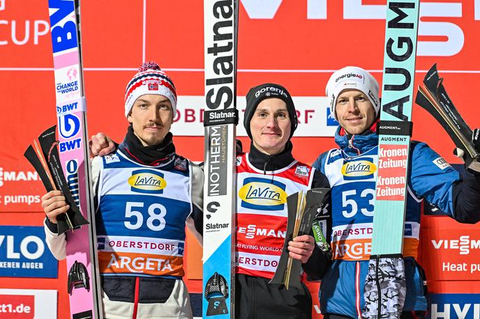 Domen Prevc, Oberstdorf 2025 | Domnu Prevcu sta danes v Oberstdorfu na stopničkah družbo delala Norvežan Forfang in Avstrijec Hayböck. | Foto Guliverimage