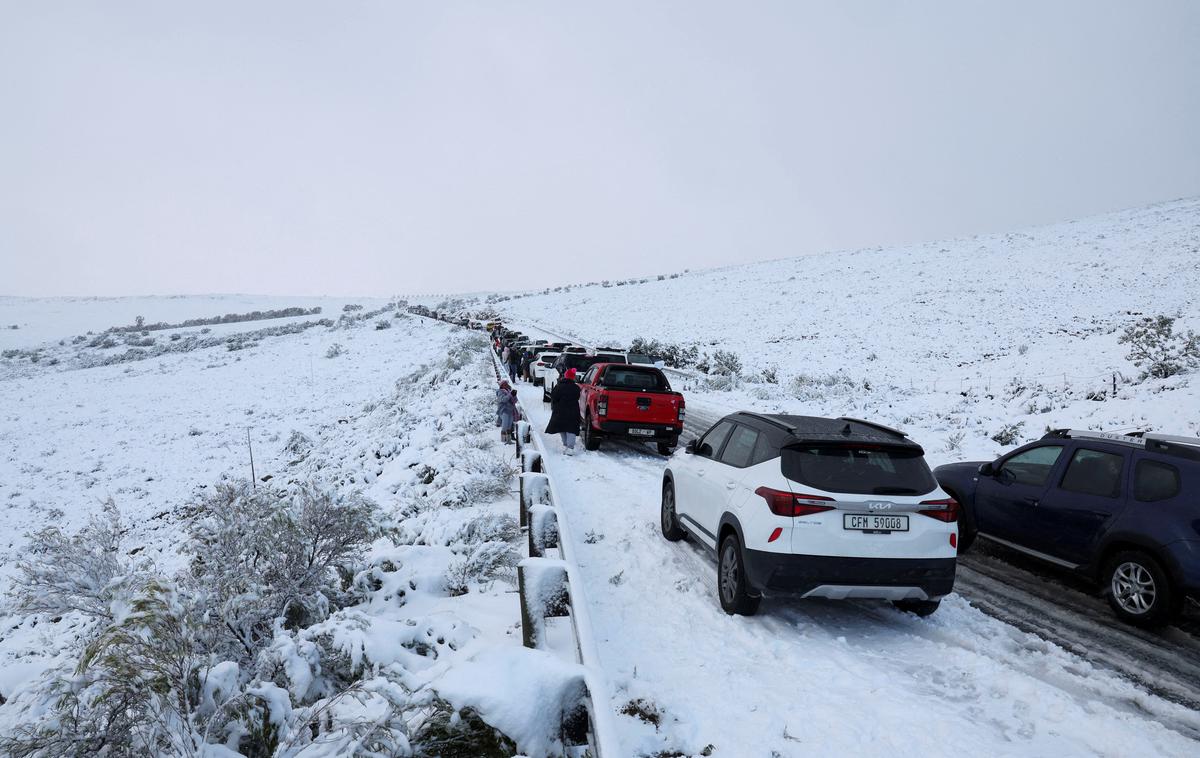 Južna Afrika | V Južni Afriki v zimskih mesecih – med junijem in avgustom – sicer redno sneži, temperature pa padejo pod ledišče. Prav tako tudi poplave niso nenavadne, a znanstveniki pravijo, da podnebne spremembe povzročajo močnejše padavine v regiji. Fotografija je iz julija 2024. | Foto Reuters