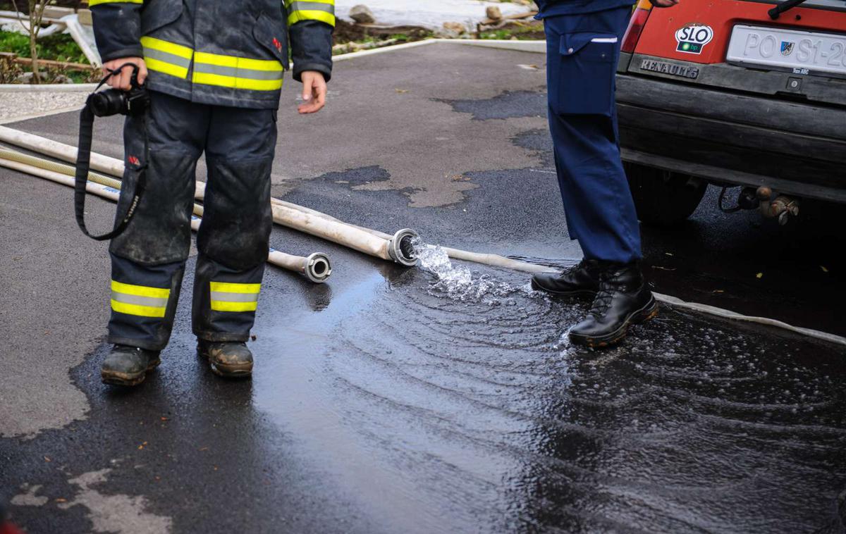 gasilci, črpanje vode | Na Kočevskem so imeli gasilci danes veliko dela z meteorno vodo. | Foto STA