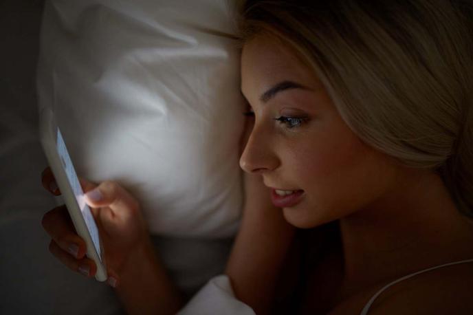 Dekle, postelja, spanje, pametni telefon | Foto Thinkstock