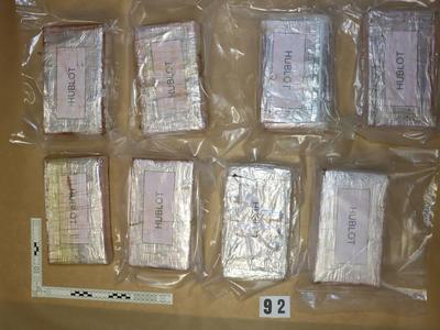 Hišne preiskave v Ljubljani: zasegli več kilogramov droge in pištolo