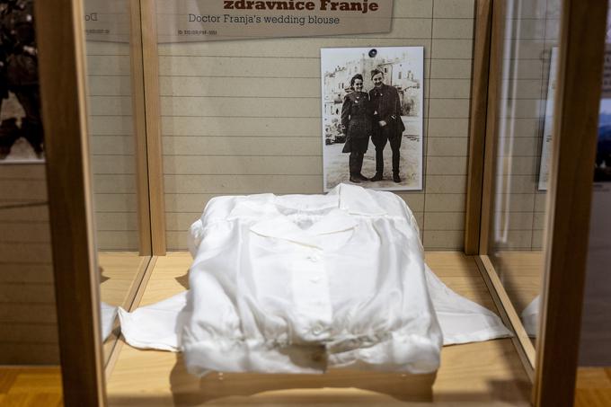 V Cerkljanskem muzeju je na ogled tudi poročna bluza partizanske zdravnice Franje Bojc Bidovec. Bluza je izdelana iz bele padalske svile, zdravnici pa jo je podarila angleška zavezniška misija, ki je živela in delovala na Cerkljanskem. Poroka je bila 20. februarja 1945 v Dolenjih Novakih. | Foto: Ana Kovač