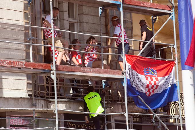 Peščica navijačev si je boljši razgled poiskala kar na gradbenem odru stavbe v bližini glavnega odra. Redarji so jim to dejanje sprva prepovedovali, a so nazadnje obupali.  | Foto: Urban Urbanc/Sportida