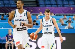 Grk na prvenstvu navija za Slovenijo in pomaga mlademu našemu košarkarju