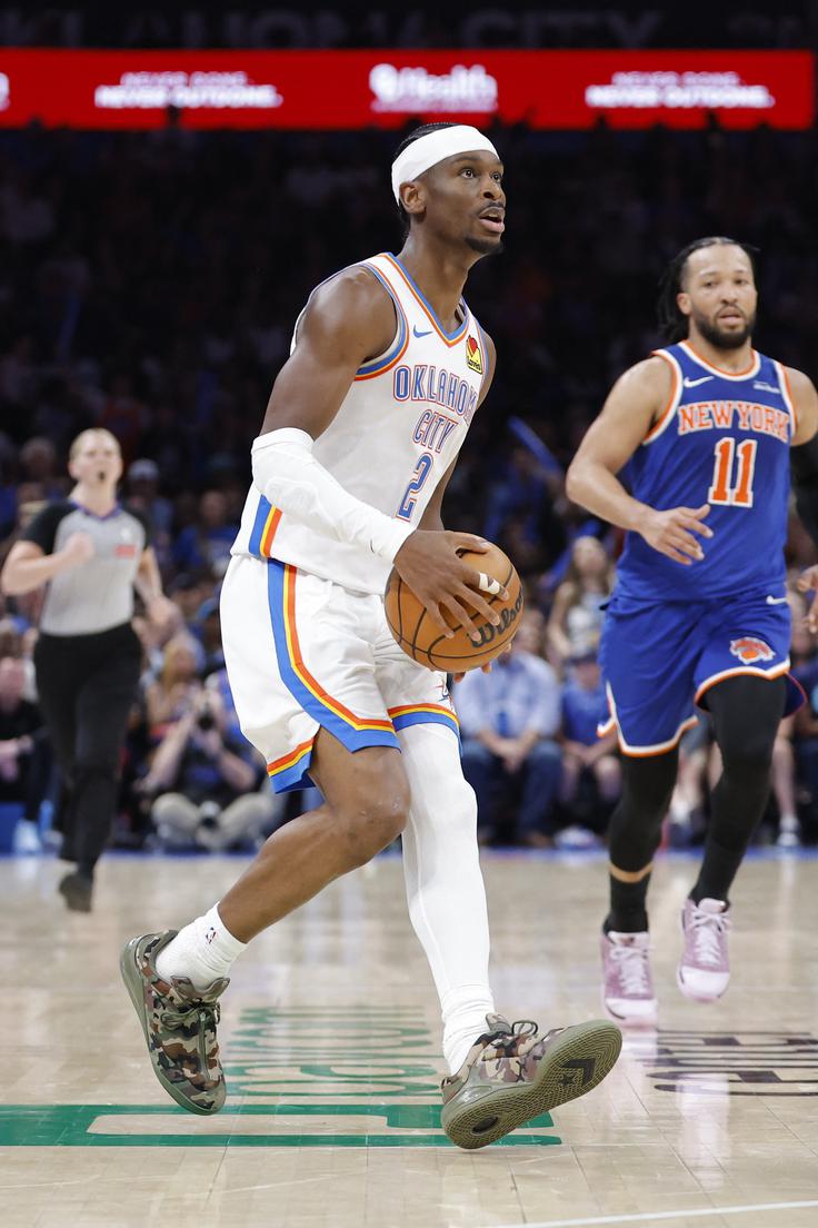 Shai Gilgeous Alexander je dosegel 30 točk, dve manj od Jalna Brunsona, a se veselil zmage, s katero se je OKC utrdil na vodilnem položaju.  | Foto: Reuters