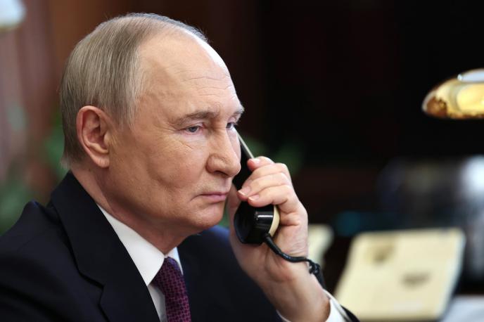Vladimir Putin, telefon | Ruski predsednik Vladimir Putin je v ponedeljek podpisal zakon, s katerim se Rusija umika iz Evropske konvencije o preprečevanju mučenja in nečloveškega ali ponižujočega ravnanja ali kaznovanja. | Foto Profimedia