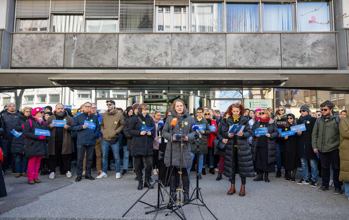 RTV | Stavkajoči so se pred stavbo RTV zbrali ob 12. uri, znova pa se bodo ob 17. uri.  | Foto STA