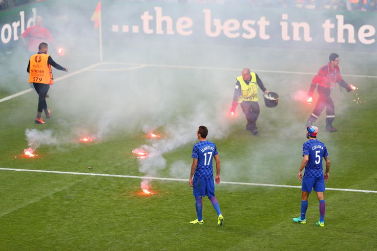 Hrvaški huligani so v 86. minuti zasuli igrišče z baklami. | Foto: 