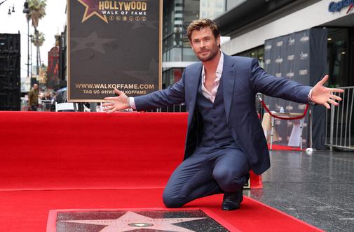 Chris Hemsworth dobil zvezdo na hollywoodskem pločniku slavnih #video