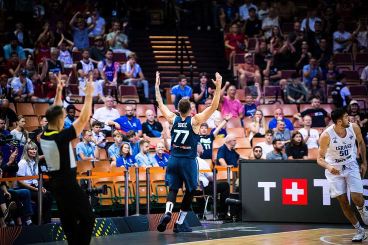Dončić si je v 25. minuti priigral četrto osebno napako in dobri dve minuti pred iztekom tretje četrtine odšel na klop. | Foto: FIBA