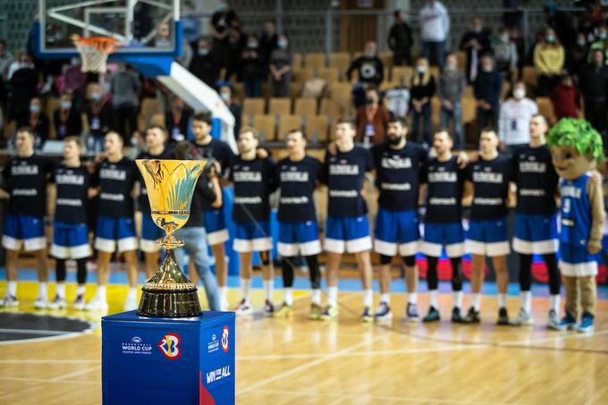 Pokal za najboljšega na svetovnem prvenstvu. Slovenija je za zdaj še dodobra oddaljena od prvenstva. | Foto: Vid Ponikvar