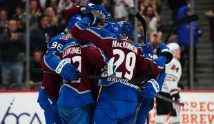 Colorado Avalanche pod strop dvignili prapor, nato premagali Chicago #video