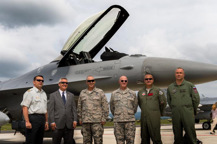 Pristanek obeh lovcev F-16 v Cerkljah ob Krki je ameriški generalmajor – ta je za Siol.net povedal, da njegove letalske enote iz Kolorada na območju zračnega prostora nikoli niso bile na bojnih misijah – pospremil tudi z besedami, da v Slovenijo prihajajo kot prijatelji in da si šteje v čast in osebno nagrado ob uspešno izpeljanem projektu, ki je trajal od leta 2007 dalje.  | Foto: Klemen Korenjak