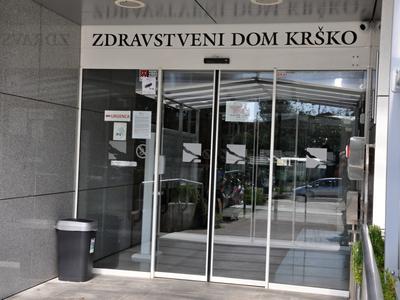 Preiskava v ZD Krško: fizioterapevt na skrivaj delal po svoje, grob do otrok?
