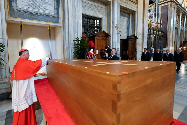 Krsta papeža Frančiška pred grobom v baziliki Marije Snežne | Foto: Reuters