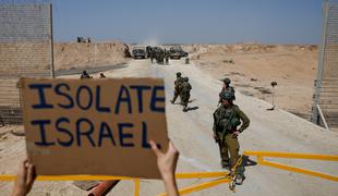 Izrael zaradi domnevnega tihotapljenja orožja zaprl območje ob meji z Egiptom