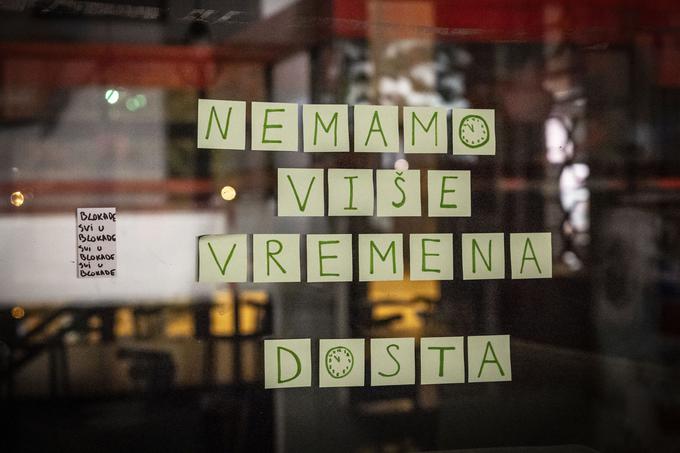 Študentski protesti so se začeli novembra 2024 v Novem Sadu zaradi zrušitve prizidka novosadske železniške postaje, zaradi katere je umrlo 16 ljudi.  | Foto: Ana Kovač