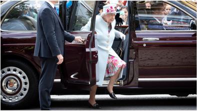 Potrjeno: britanski kraljici prav zares nekdo uhodi čevlje #video