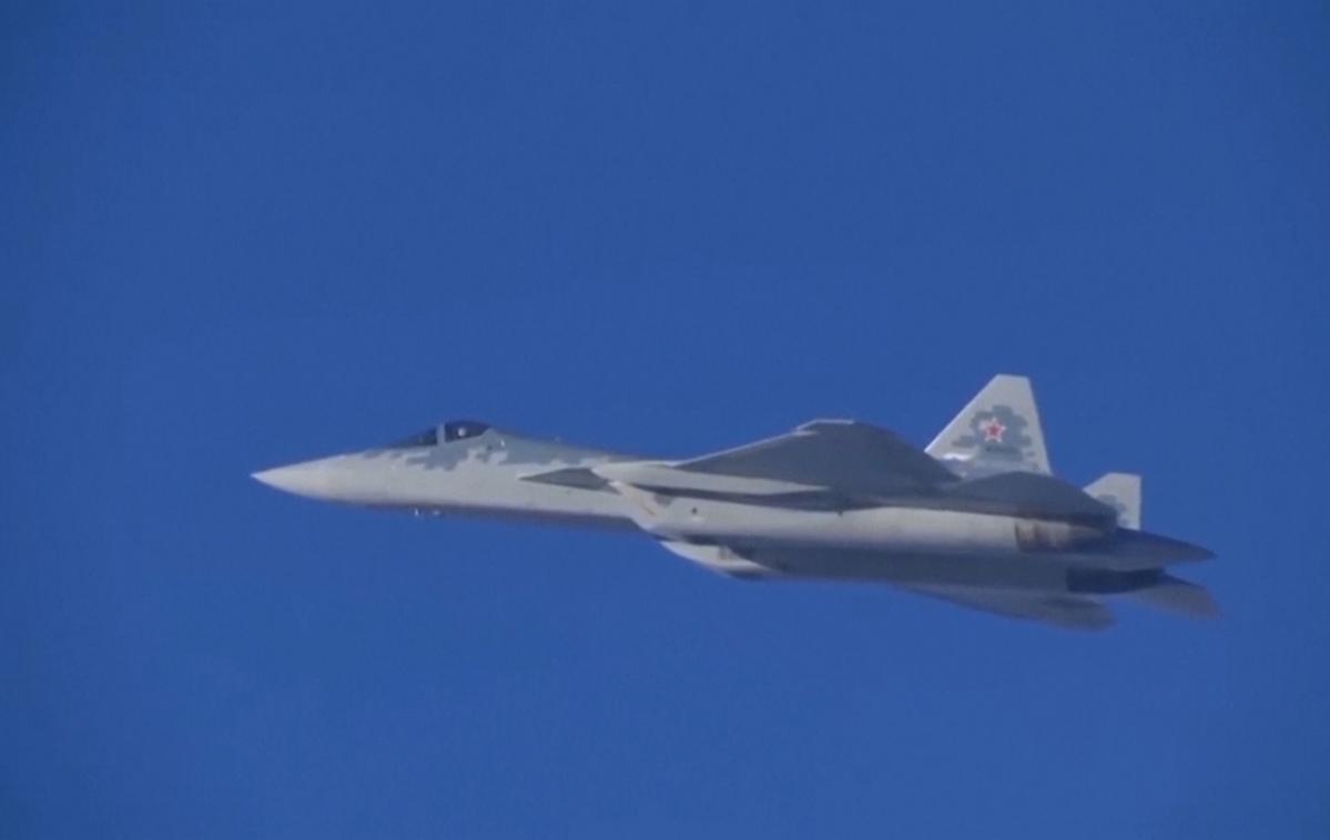 Letalo Su-57 | Namestnik ruskega obrambnega ministra Jurij Borisov je avgusta pohvalil letalo: "Kot veste, je danes Su-57 eno najboljših proizvedenih letal na svetu." | Foto YouTube/Posnetek zaslona