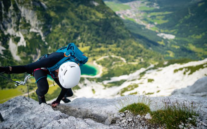 Za varno gibanje v gorah ni dovolj, da imamo ustrezno opremo, ampak jo moramo znati pravilno uporabljati, se pravilno gibati in biti dobro telesno pripravljeni. | Foto: Shutterstock