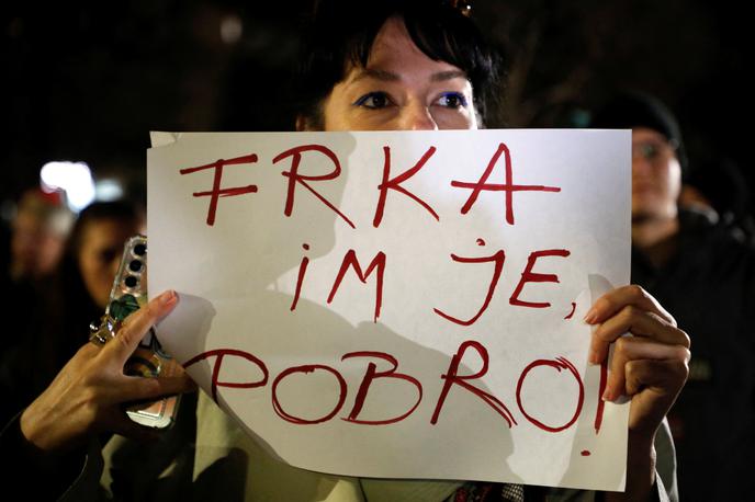 Protest v Črni gori | Enako kot srbski študenti, ki od novembra vsak protivladni protest začenjajo s 15-minutnim molkom za žrtve zrušenja nadstreška na železniški postaji v Novem Sadu, se je shod v Podgorici začel s 13 minutami molka za žrtve s Cetinja. | Foto Reuters