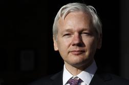 Švedsko sodišče potrdilo nalog za aretacijo Assangea