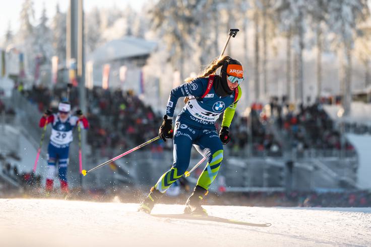 Polona Klemenčič je morala že po prvem strelskem postanku trikrat v kazenski krog. | Foto: Guliverimage