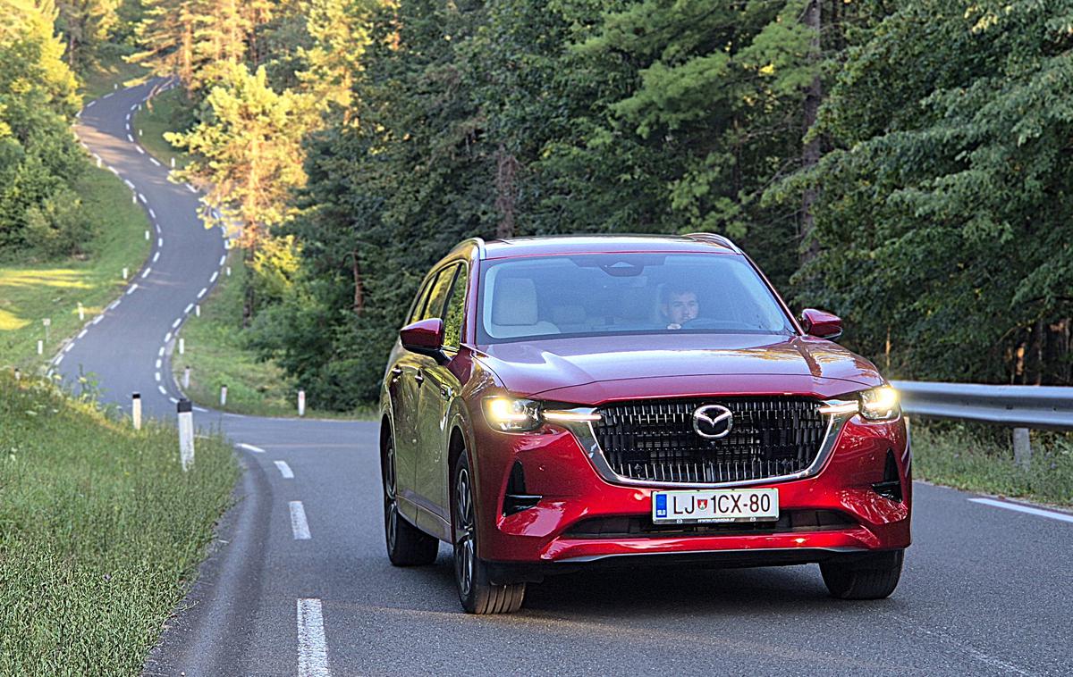 Mazda CX80 | CX-80 razkazuje bolj prefinjeno obdelano in s kromom obdano masko, oblikovno pa se spredaj ne razlikuje od CX-60.  | Foto Aleš Črnivec
