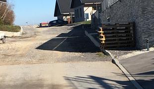 Kdaj bodo prebivalci tega naselja v Sloveniji dočakali asfalt? #foto