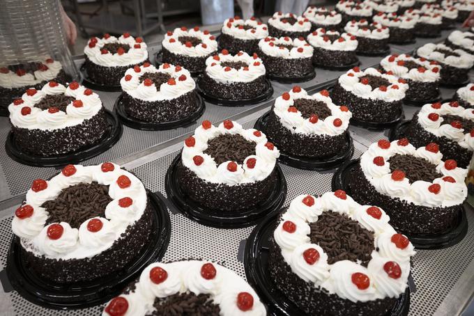 Obisk pekarne Spar. Pustni Krofi, kruh, pekarna, torta, sladica. | Foto: Bojan Puhek