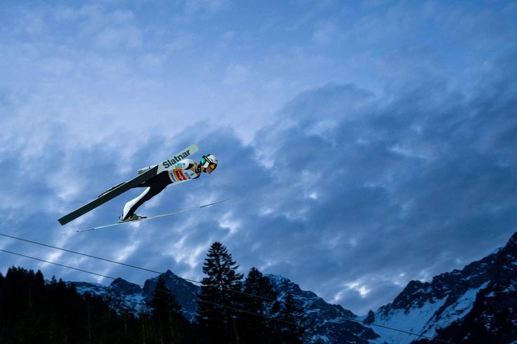 V finalu je odličnemu Nemcu Hoffmannu odgovoril z daljavo dneva - 142 m. | Foto: Guliverimage